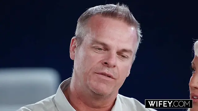 WIFEY BBC-Hungry MILF Bree Brooks Gets Spit-Roasted In Front Of Hubby